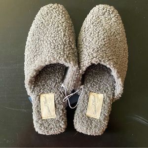 NWT Universal Threads Gray Fuzzy Slides Size 6